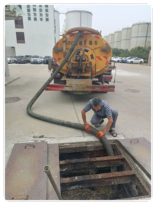 镜湖隔油池清掏