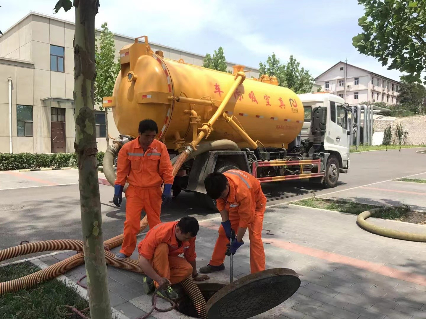 镜湖管道疏通车停在窨井附近