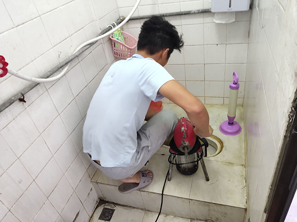 镜湖管道堵塞冒臭气 专业师傅现场解决问题